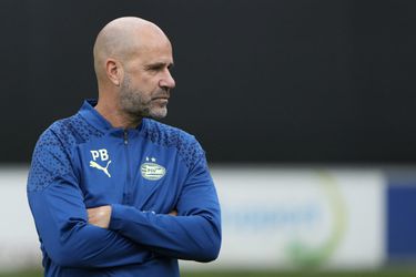 Peter Bosz ziet PSV 1e wedstrijd van het nieuwe seizoen verliezen van Sint Truiden