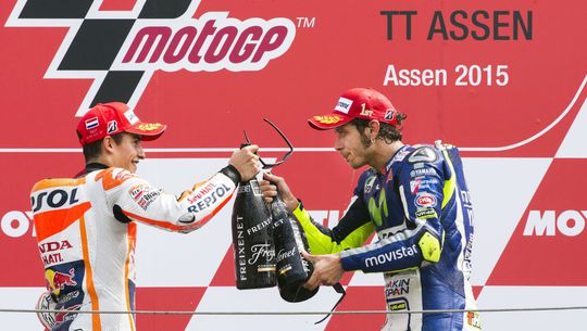 Rossi en Márquez ruziën met een lach