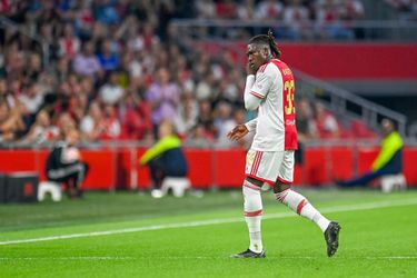 'Clown' Bassey naait zichzelf en Ajax na directe rode kaart tegen PSV