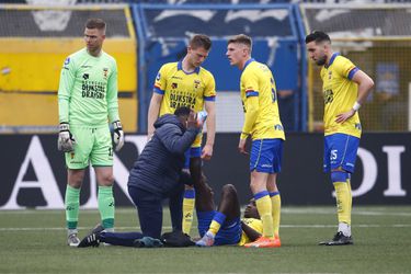 Alex Bangura stapt na behandeling terug het veld in, krijgt geel en is daardoor geschorst