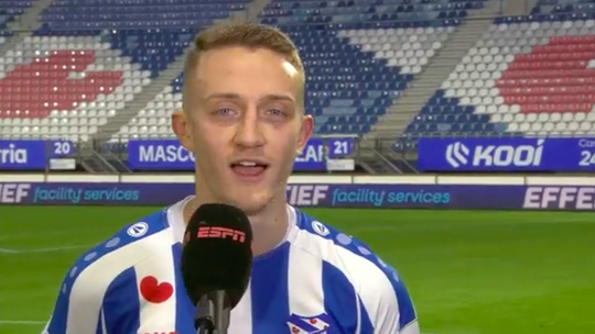 🎥 | Heerenveen-captain Tibor Halilović oefent presenteerskills: 'Terug naar de studio!'