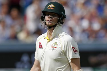 Australische cricketer Steve Smith gaat KO na keiharde bal in zijn nek (video)