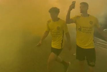 🎥​ | Roda JC-selectie onthaald door fans met een hoop vuurwerk voor play-offduel tegen Excelsior