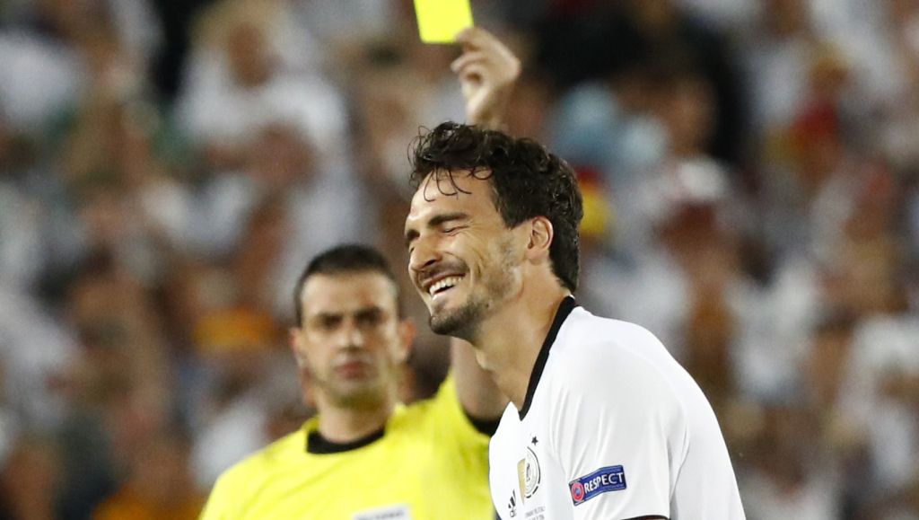 Hummels op de tribune tijdens halve finale