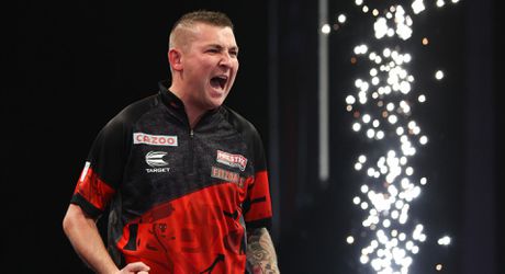 Nathan Aspinall blaast Jonny Clayton omver en mag nog hopen op play-offs Premier League