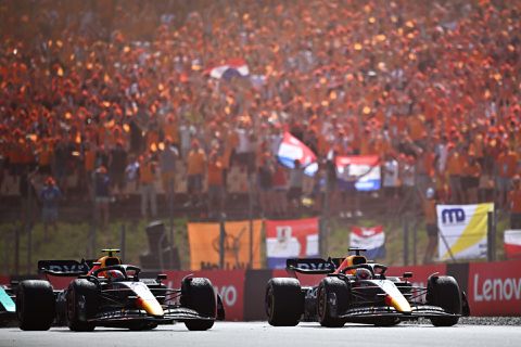 Pérez klinkt niet blij nadat-ie P1 moest opgeven aan Verstappen: 'We praten later'