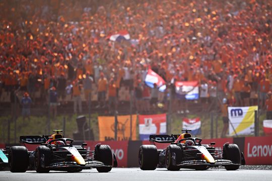 Pérez klinkt niet blij nadat-ie P1 moest opgeven aan Verstappen: 'We praten later'