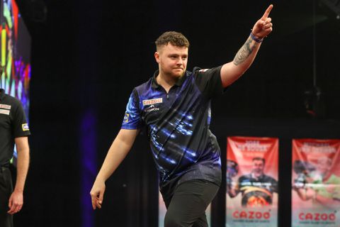 🎥​ | SUPERTALENT! Josh Rock smijt 9-darter tegen Michael van Gerwen bij Grand Slam of darts