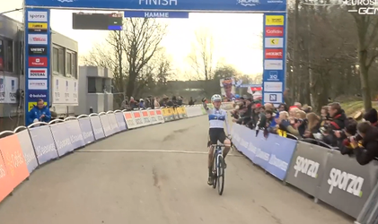 🎥 | Klaar voor het WK! Fem van Empel soleert naar zege bij veldrit in Hamme, Nederlandse top-4