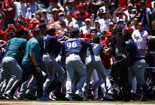 12 honkballers op het matje! MLB schorst vechtende honkballers