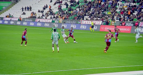 🎥 | Afschermen, afzagen? Trabzonspor-spits moet na VAR-check alsnog douchen