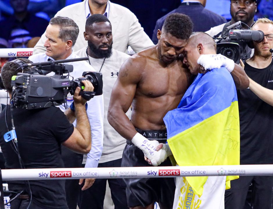 Joshua aangedaan na verliespartij: 'Heb 2 keer moeten vechten: tegen Usyk en mijn emoties'