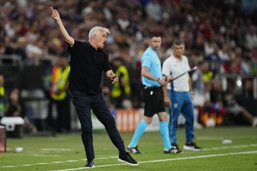 AS Roma-trainer José Mourinho krijgt schorsing na belagen scheids Anthony Taylor