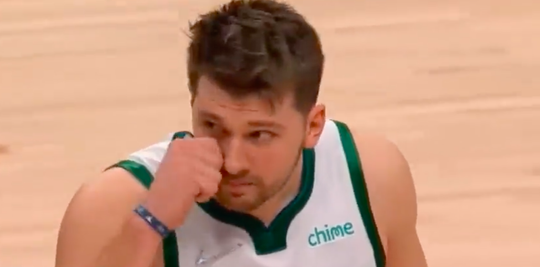🎥 | Geïrriteerde Luka Doncic daagt tegenstander uit: 'Wie de fuck ben jij, pussy?'