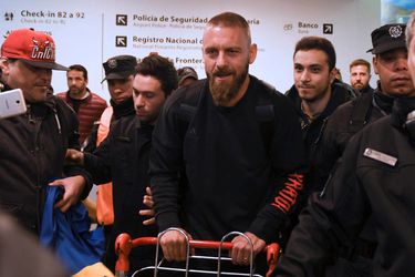 Gekkenhuis: De Rossi als held onthaald in Argentinië voor transfer naar Boca Juniors (video)