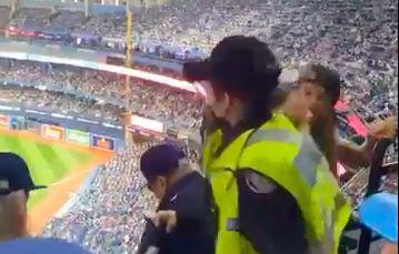 🎥 | Vrouwelijke MLB-fan petst politieagente in het gezicht