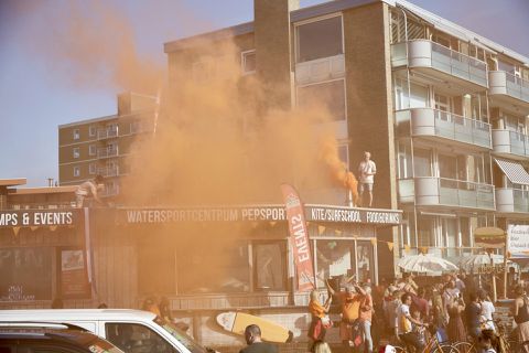 Bezopen gast vraagt in Facebook-groep hoe hij 12 fakkels kan smokkelen naar Zandvoort
