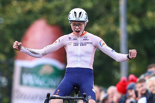 Veldrijdster Fem van Empel onverslaanbaar bij rentree in Baal