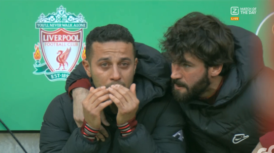 🎥 | Thiago in tranen nadat hij in warming-up voor League Cup-finale geblesseerd moet afhaken