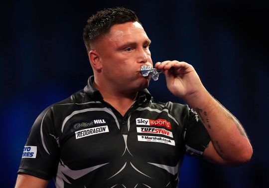 🎥 | Wie is de beste zanger in het dartscircuit? En wie is het slechtst gekleed? Gerwyn Price vertelt het