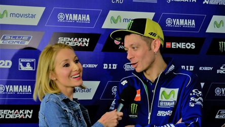 Journaliste zwijmelt tijdens 'interview' met held Rossi (video)