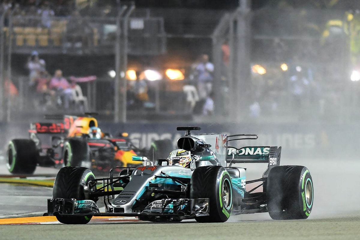 Hamilton wint safety car-festijn, Max eruit gesandwicht bij de start (video)