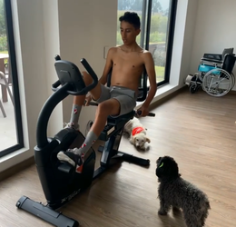 🎥 | Egan Bernal traint 3 weken na zware crash alweer op de hometrainer