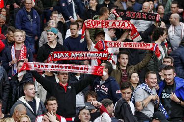 HAHA! Juichende Ajax-fans in Leeuwarden zorgen voor geluidsoverlast