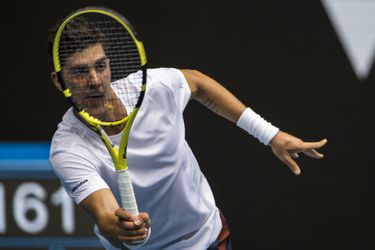 🎥 | Gekke timing! Thanasi Kokkinakis slaat tennisracket kapot NA zege