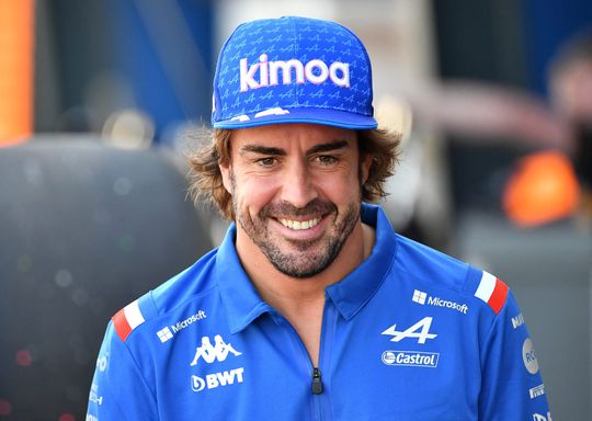 'Oude' Fernando Alonso wil nog 2 jaar door in Formule 1: 'Het gaat om prestaties, niet om leeftijd’