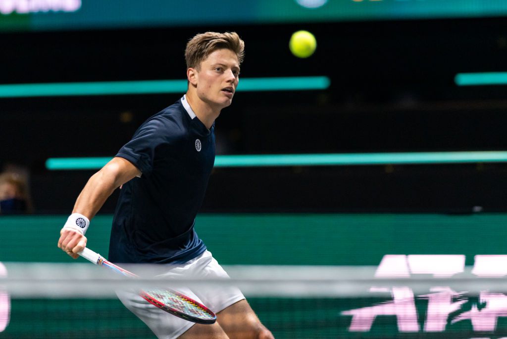 Tim van Rijthoven houdt Nederland ongeslagen in kwalificaties Roland Garros