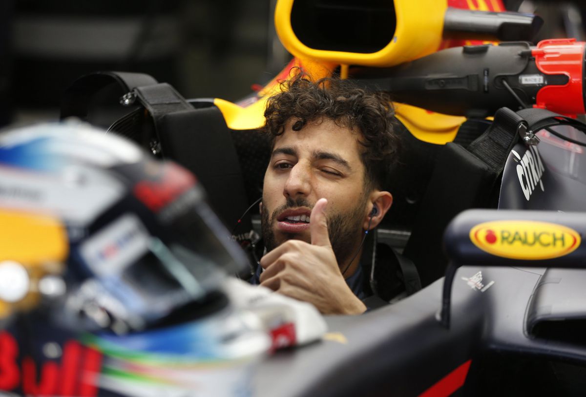 Ricciardo lacht om zijn auto: 'Euh... Hij ziet er goed uit' (video)