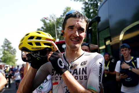 Pello Bilbao wint voor overleden ploegmaat Gino Mäder: 'Hij is de reden dat ik wilde winnen'