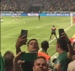 🎥😂 | Palmeiras-fans al klaar om te juichen, maar speler knalt strafschop keihard over