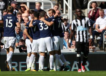 Rood voor Shelvey zet de deur open voor Tottenham-zege in Newcastle (video's)