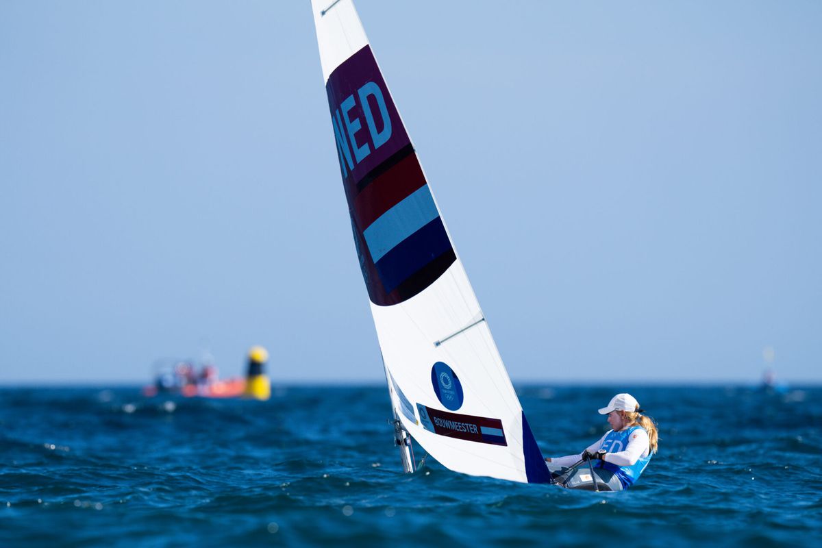 Marit Bouwmeester start goed op WK zeilen met 3e plaats na dag 1