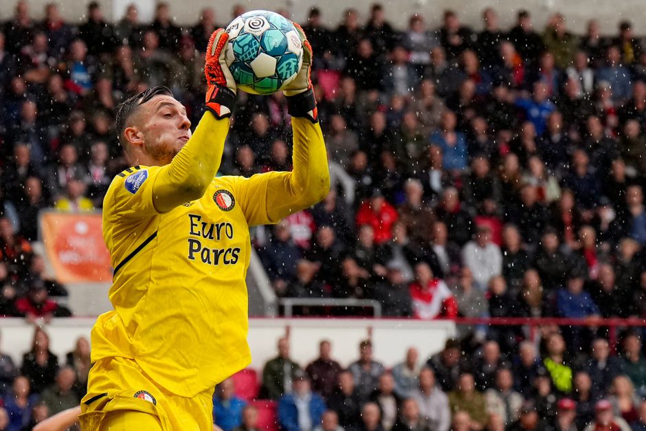 Feyenoord-goalie Bijlow verrast dat hij niet bij Oranje zit: ‘Als ik er over 2 maanden maar bij zit'