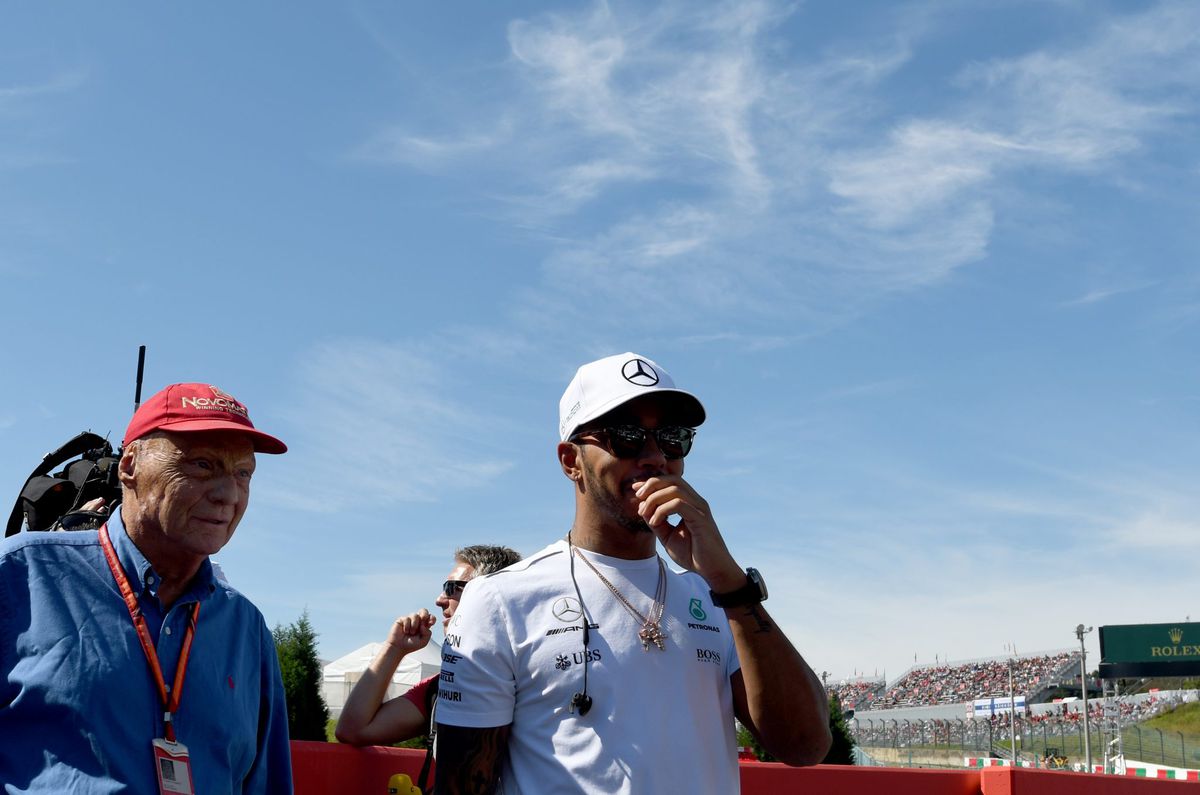 Hamilton herdenkt en bedankt Lauda: ‘Zonder jou had ik niet bij Mercedes gezeten’