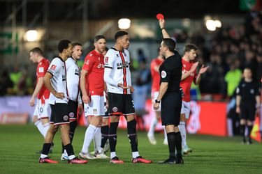 Scheids in FA Cup geeft ronde rode kaart en dit is de reden daarvan