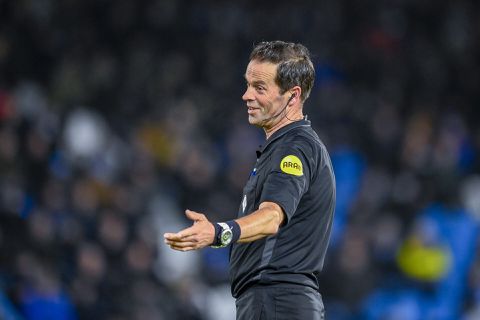 Scheids Bas Nijhuis verdiende omgerekend 24.000 euro per uur bij restantje Vitesse v Sparta