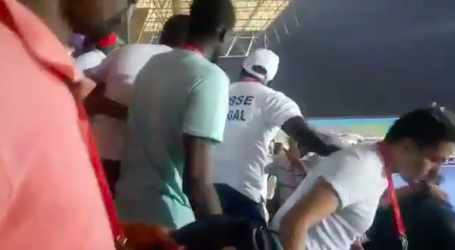 WTF?! Journalisten uit Senegal en Tunesië knokken met elkaar op perstribune (video)