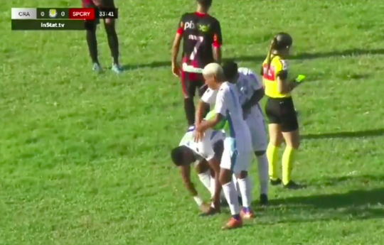 🎥 | Braziliaanse voetballer belandt op mierenhoop na overtreding en krabt zich suf