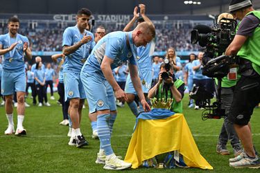 🎥 | Emotionele Oleksandr Zinchenko hangt Oekraïnse vlag om Premier Leaguee-trofee