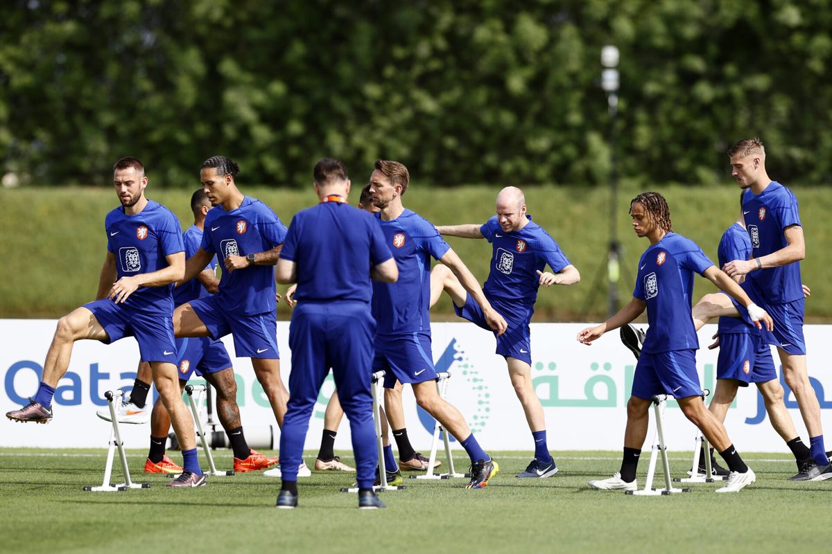 Oranje traint buiten met invallers en reserves na bereiken 8e finales