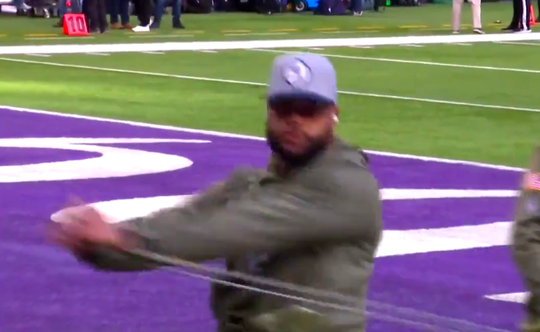 🎥 | NFL'er Dak Prescott verbaast wéér met intens MAFFE warming-up: 'Is hij niet moe?'