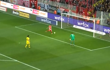 🎥 | BLUNDER! Dortmund-doelman Gregor Kobel glijdt uit en maakt mega-fout