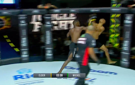 🎥 | MMA-eindbaas Oliveira slaat wegrennende opponent heel de kooi door én KO