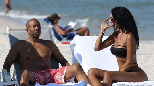 📸 | NBA-pensionada Kenny Smith (58) op het strand gespot met veel jonger model