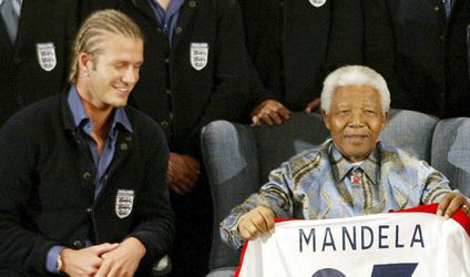 📸 | David Beckham heeft spijt van DIT kapsel toen hij Nelson Mandela ontmoette
