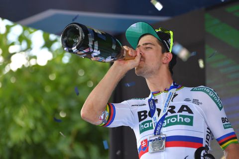 'Bezopen Peter Sagan door politie betrapt tijdens scooterritje: meer dan 13 glazen bier in zijn bloed'